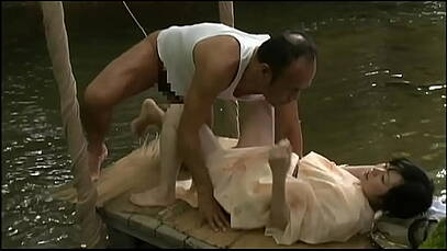 นายจ้างหลอกพนักงานสาวไปxxxในป่า เอาผ้าปูให้นอนจับถ่างขา
