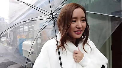 หนังโป๊เจ๊สาวสวยนั่งยอง ๆ ช่วยตัวเอง จนหีอ้าซ่าขาวเนียนมาก