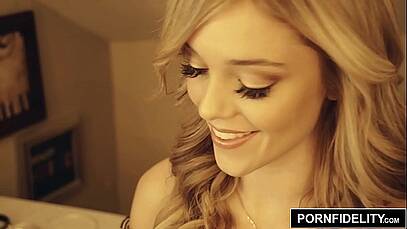 หนุ่มสาวไลฟ์สดเย็ดกันในห้องลับ จับแฟนนอนหงายบนโชฟากระแทกควยเข้าหีอย่างเร็วถี่ยิบ